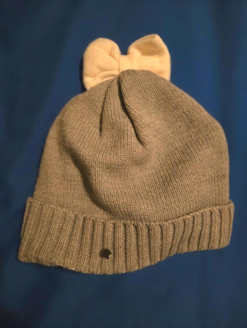 Kate Spade Women's Gray Knit Beanie with Cream Bow - New Without Tags